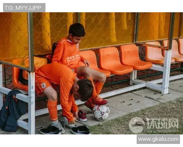 走进足球球星上班通道揭秘球员训练生活与幕后日常故事